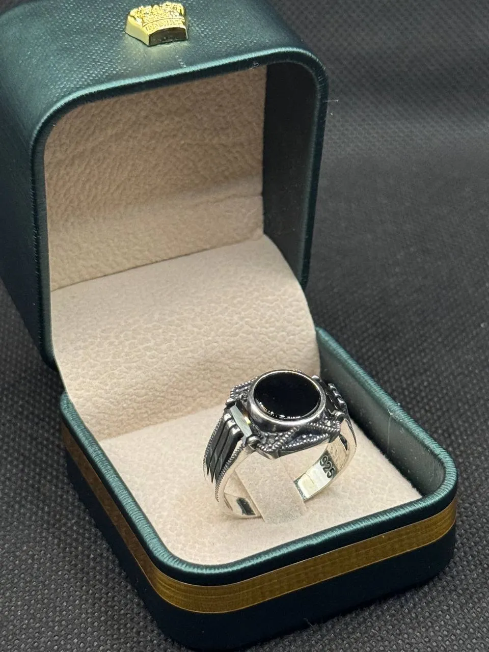 خاتم يحمل قوة التغيير، يعكس شخصيتك الرفيعة وأناقتك الفائقة.