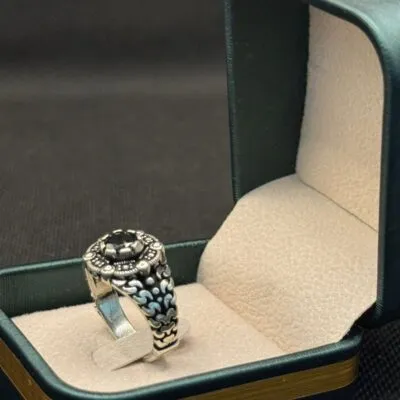 خاتم ماشي بحال أي خاتم.. فيه سرّ يجبد لك الخير والهيبة.