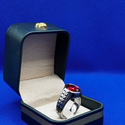 خاتم رجولي بتصميم كلاسيكي وهيبة واضحة